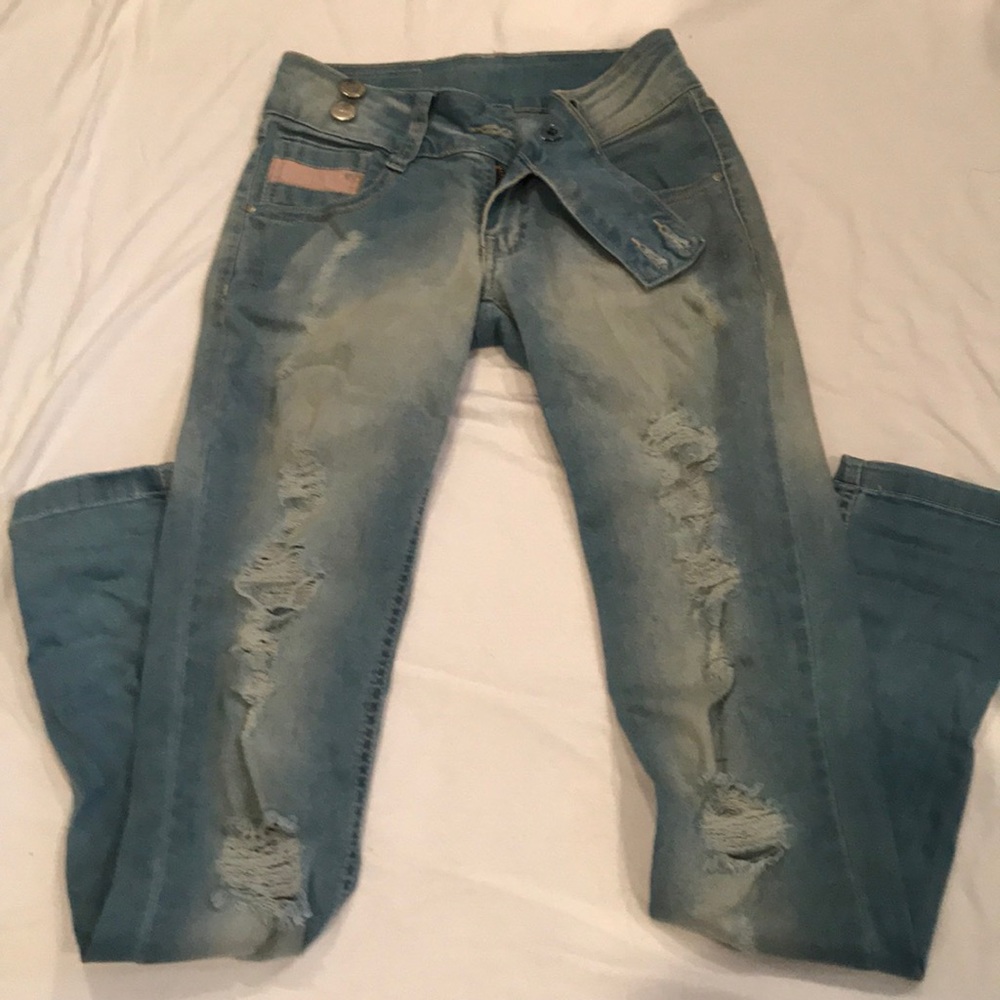 Distress light wash jeans